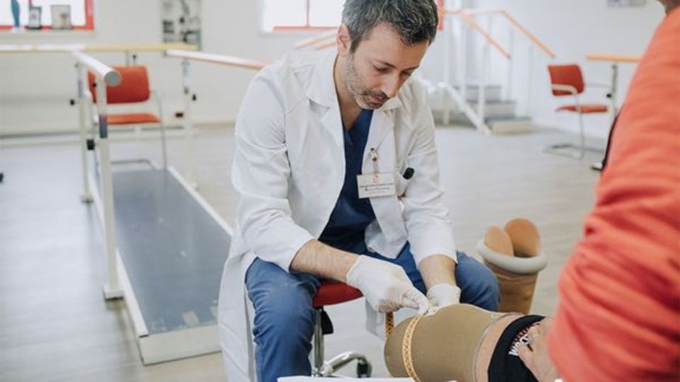 Specialista e paziente amputato