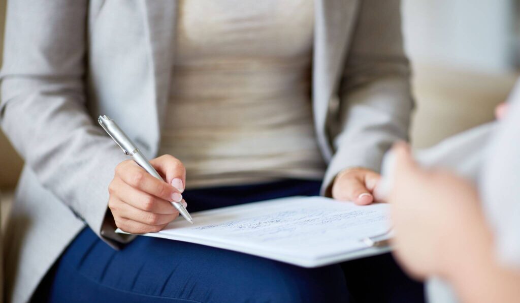 fisiatra che scrive su un foglio