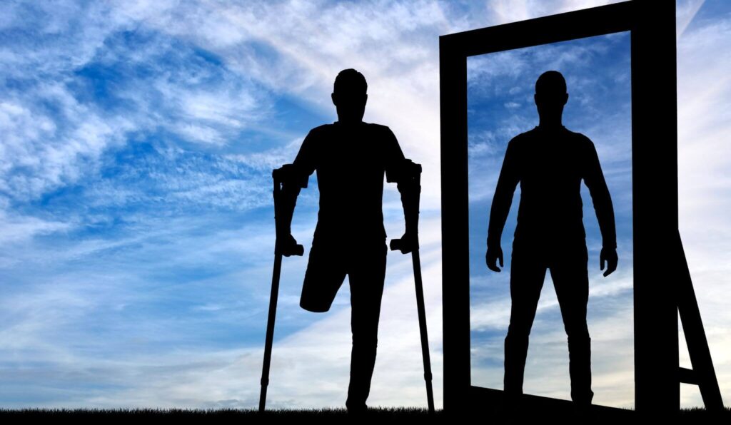 silhouette di un uomo con protesi che si guarda allo specchio 