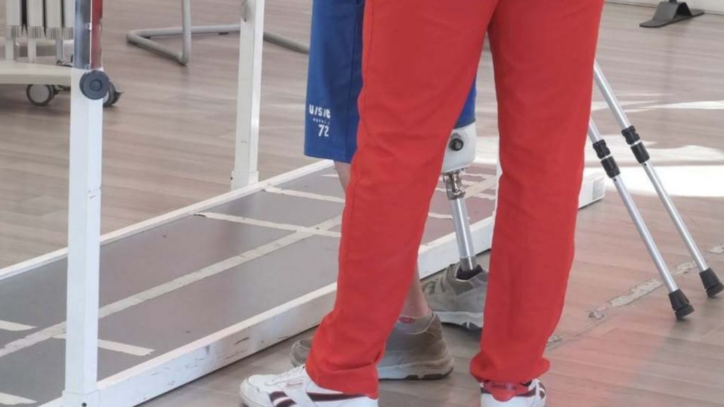 Seduta di riabilitazione per amputati 